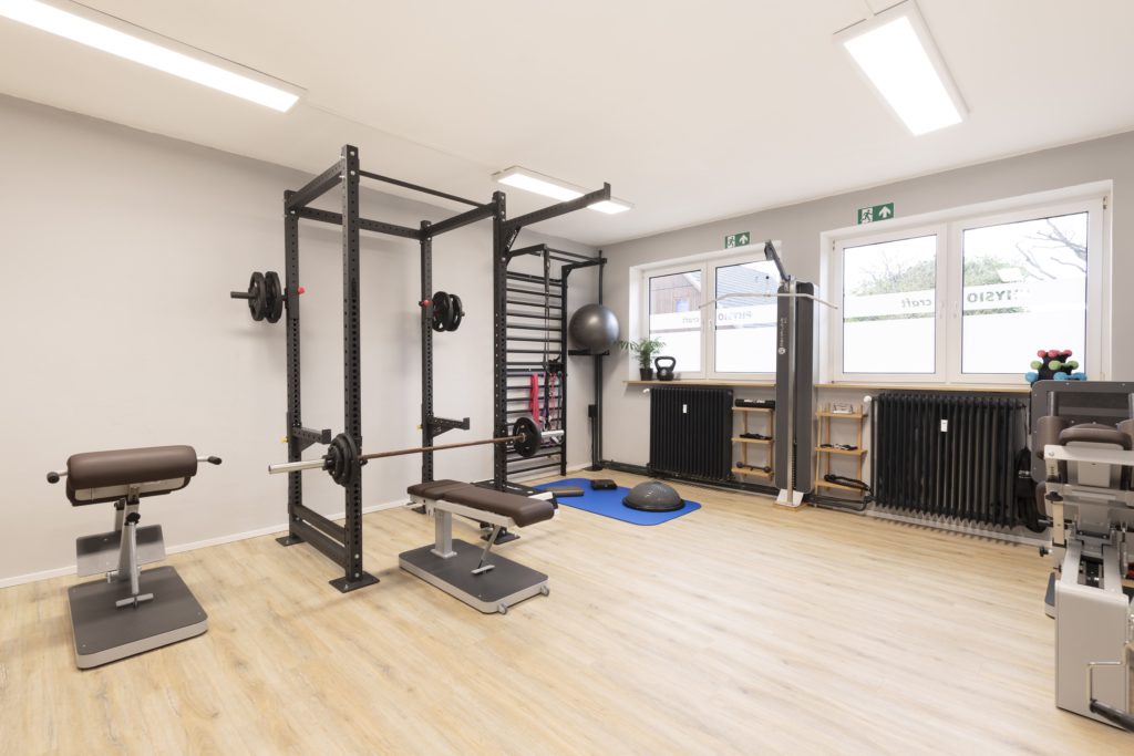Fitnessrauf Physio-Craft, Physiotherapie barendorf. Verschiedene moderne Fitnessgeräte in schwarz.
